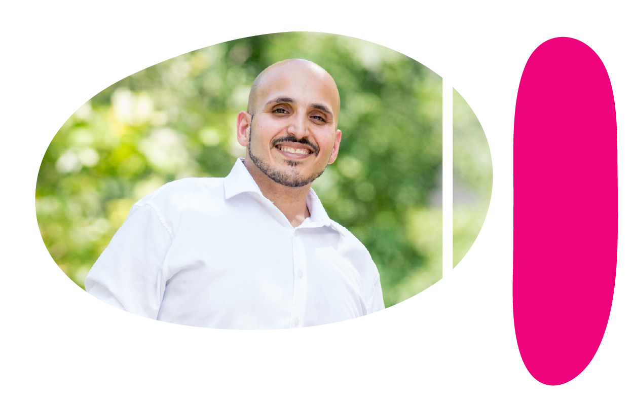 A smiling adult person outdoors